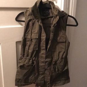 Army green pocket vest